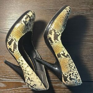 Anne Michelle Women's Snakeskin Pumps